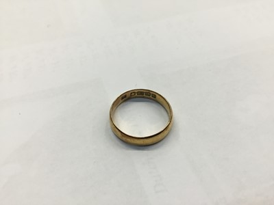 Lot 671 - 22ct gold wedding ring