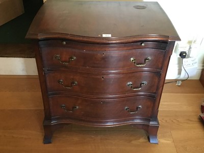 Lot 973 - Georgian-style mahogany serpentine fronted chest of drawers