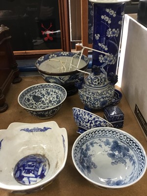 Lot 199 - Chinese porcelain blue and white vases and bowls