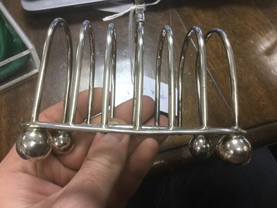Lot 34 - George V silver toast rack with six divisions (London 1913), 6.6ozs