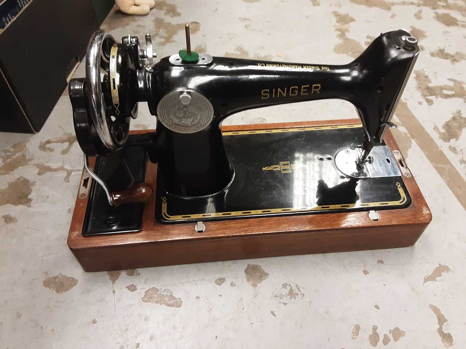Singer Hand Machine Lot 284 - Singer hand sewing machine in oak case