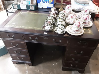 Lot 1021 - Georgian style mahogany twin pedestal desk with inset leather lined top, 122cm wide, 61cm deep and 76.5cm high