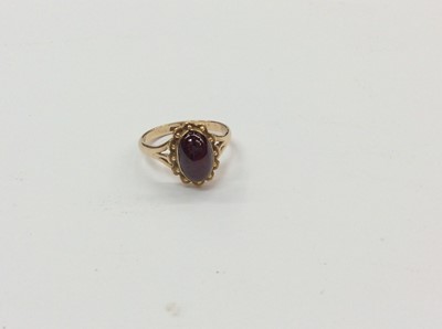 Lot 698 - 9ct gold red cabochon dress ring