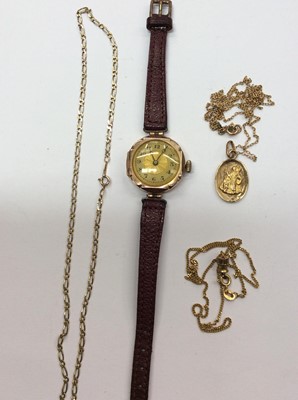 Lot 709 - Three 9ct gold chains and 9ct gold backed vintage wristwatch on leather strap