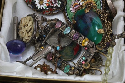 Lot 51 - Quantity of vintage costume jewellery and bijouterie