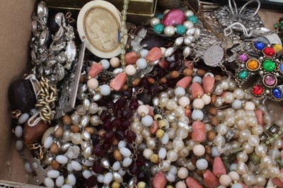 Lot 51 - Quantity of vintage costume jewellery and bijouterie