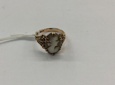 Lot 716 - 9ct gold cameo ring