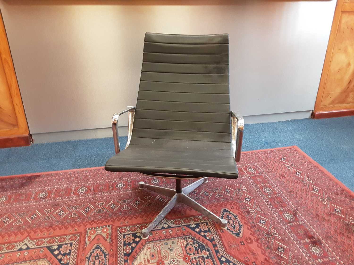 Lot 1098 - Herman Miller  revolving lounge chair