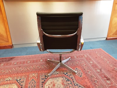 Lot 1098 - Herman Miller  revolving lounge chair