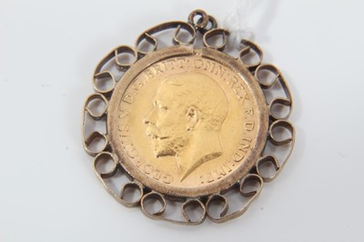 Lot 69 - George V gold half Sovereign, 1914, in 9ct gold pendant mount