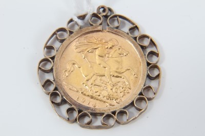 Lot 69 - George V gold half Sovereign, 1914, in 9ct gold pendant mount