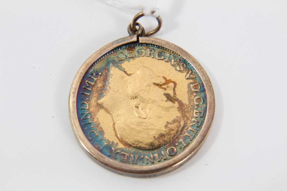 Lot 78 - George V gold Sovereign, 1928 SA, in 9ct gold pendant mount