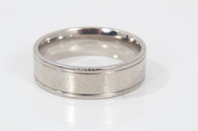 Lot 100 - Palladium (950) wedding ring