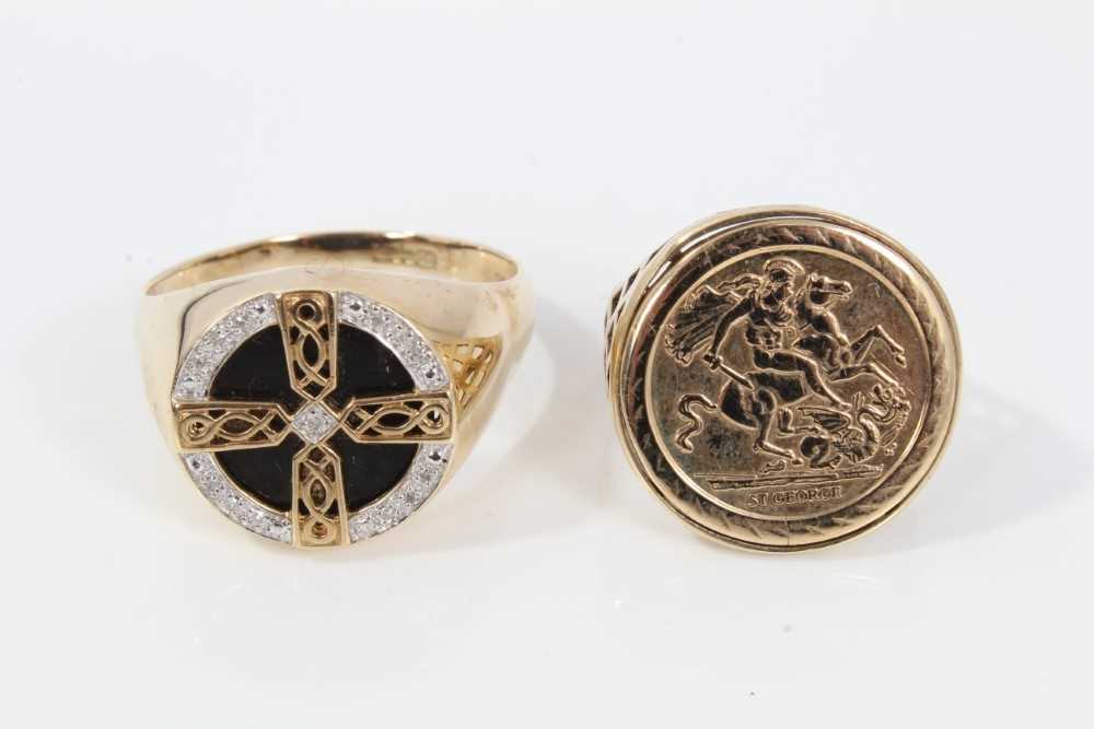 Lot 101 - Two 9ct gold signet rings