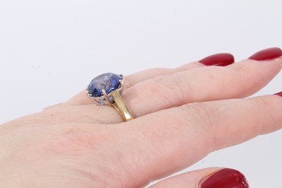 Lot 236 - 18ct gold large blue stone ring
