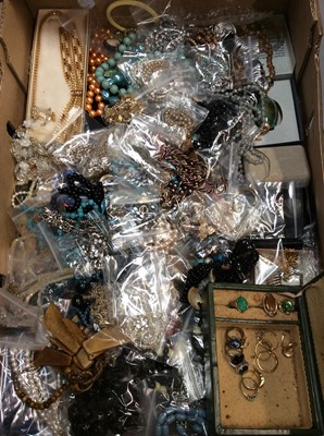 Lot 666 - Large quantity costume jewellery