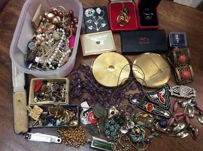 Lot 691 - Group costume jewellery, vintage compacts and bijouterie