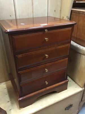 Lot 914 - Small chest of drawers