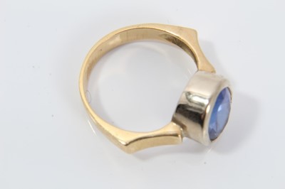 Lot 95 - Yellow metal blue stone ring