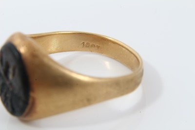 Lot 113 - 18ct gold signet ring