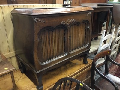 Lot 1016 - Good quality 1920s Gilbert cabinet gramophone together with extensive collection of records