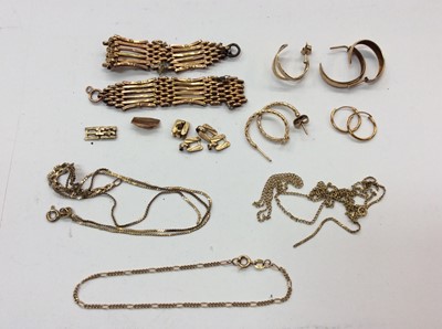 Lot 692 - Group gold and yellow metal jewellery