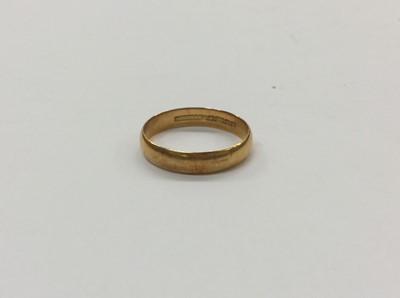 Lot 694 - 18ct gold wedding ring