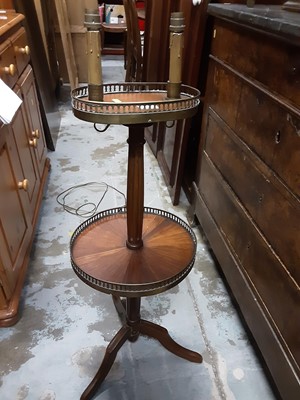 Lot 993 - Reproduction lamp table and cake stand