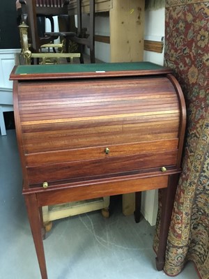 Lot 1039 - Cylinder top bureau