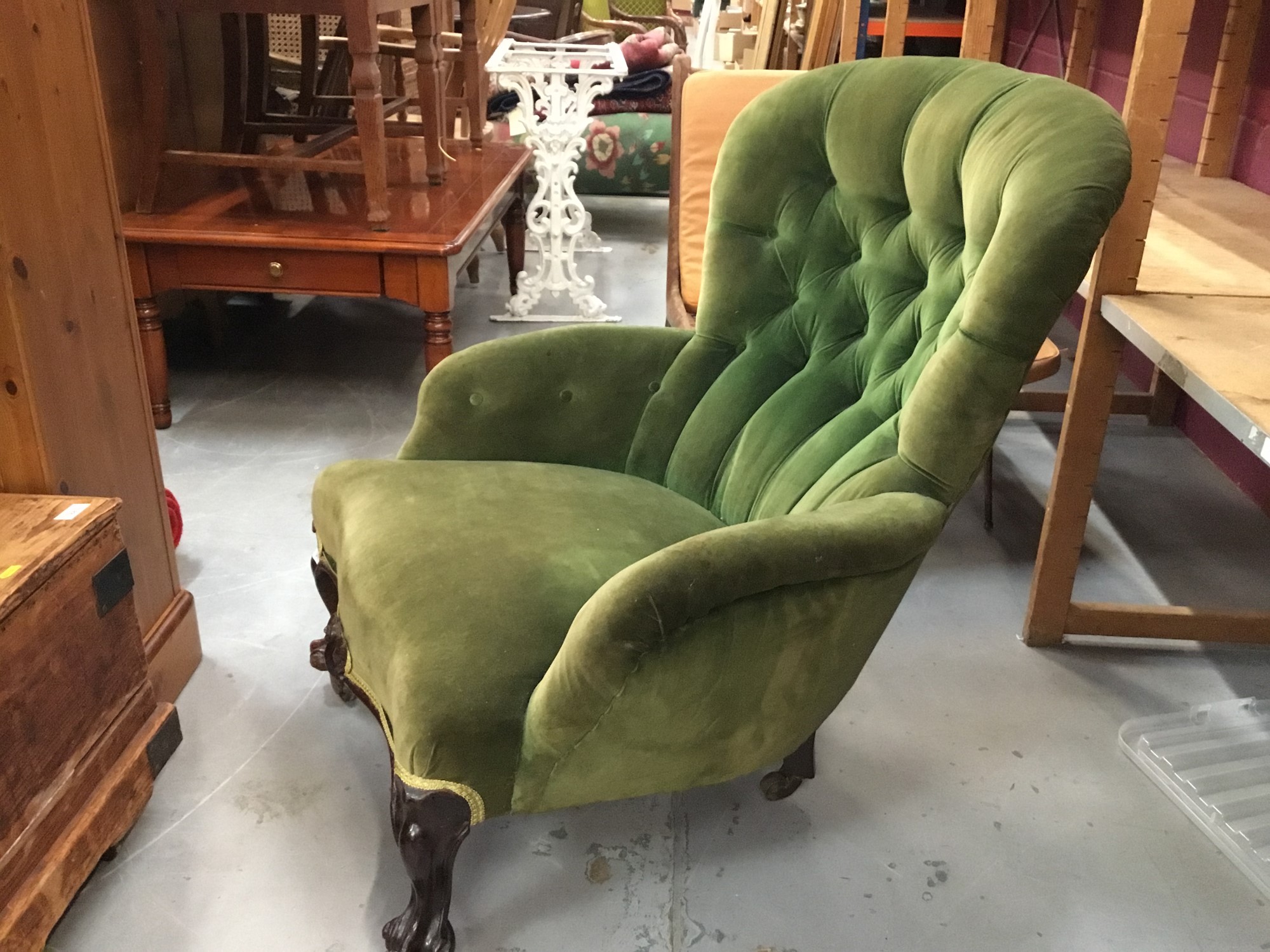 Lot 911 Victorian buttoned green velvet easy chair