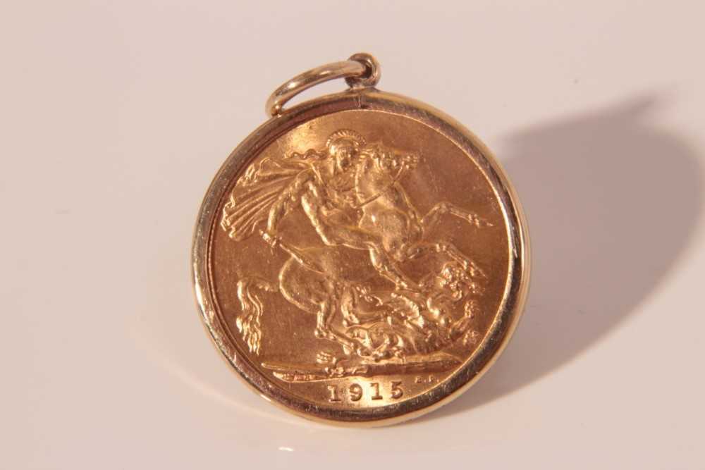 Lot 353 - G.B. - Gold Sovereign George V 1915 EF set in 9ct gold ring mount (total weight 9.1gms) (1 coin)