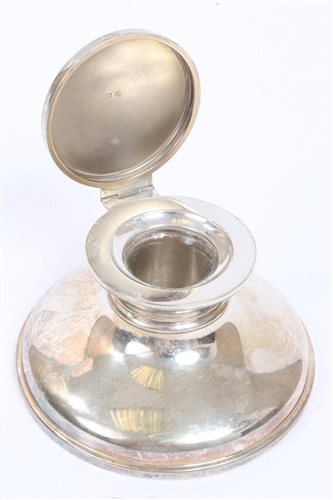 Lot 461 - George V Asprey silver inkwell of capstan form,...