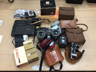 Lot 830 - Cameras and photographic equipment