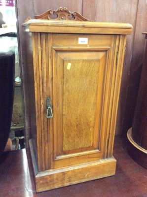 Lot 1049 - Edwardian walnut pot cupboard