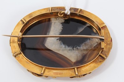 Lot 183 - Early Victorian agate and gold mounted brooch