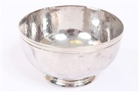 Lot 481 - Edwardian silver sugar bowl of circular form,...