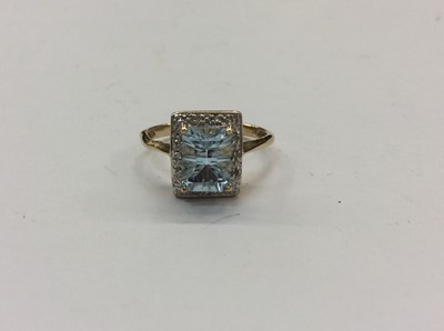 Lot 744 - Yellow metal blue topaz and diamond dress ring