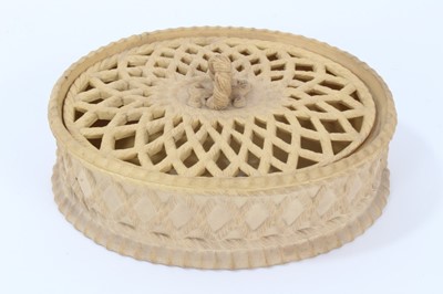 Lot 26 - Early 19th century Davenport caneware dish