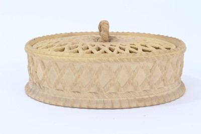 Lot 26 - Early 19th century Davenport caneware dish