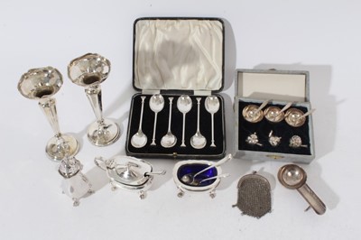 Lot 222 - Set of six George V seal top tea spoons (Birmingham 1924), maker William Suckling Ltd, in a fitted case, together with a Contemporary silver three piece cruet set (Birmingham 1994)