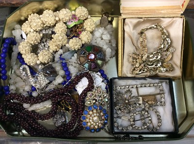 Lot 682 - Vintage costume jewellery