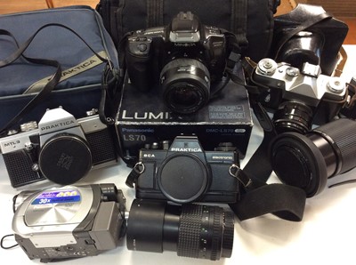 Lot 859 - Group of cameras