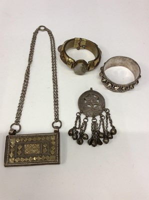 Lot 655 - Omani white metal jewellery