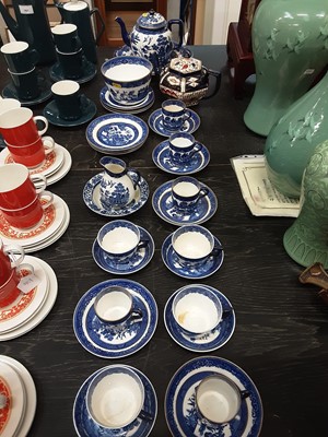 Lot 162 - Blue and white willow pattern teaware