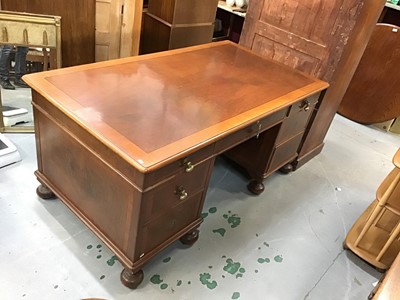 Lot 887 - Good quality antique style kneehole desk with seven drawers on turned feet