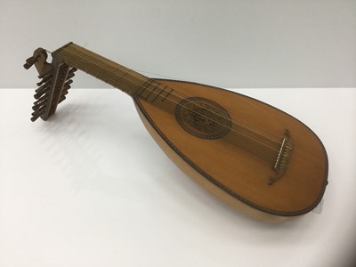 Lot 61 - Fine quality hand made lute