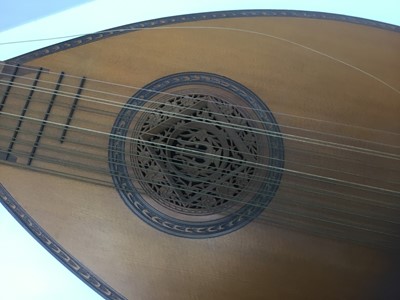 Lot 61 - Fine quality hand made lute