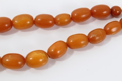 Lot 16 - Old amber bead necklace with a string of graduated butterscotch beads