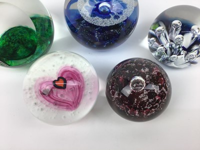 Lot 608 - Five Selkirk art glass paperweights by Peter Holmes (5)