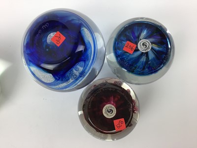 Lot 103 - Five Selkirk art glass paperweights by Peter Holmes (5)